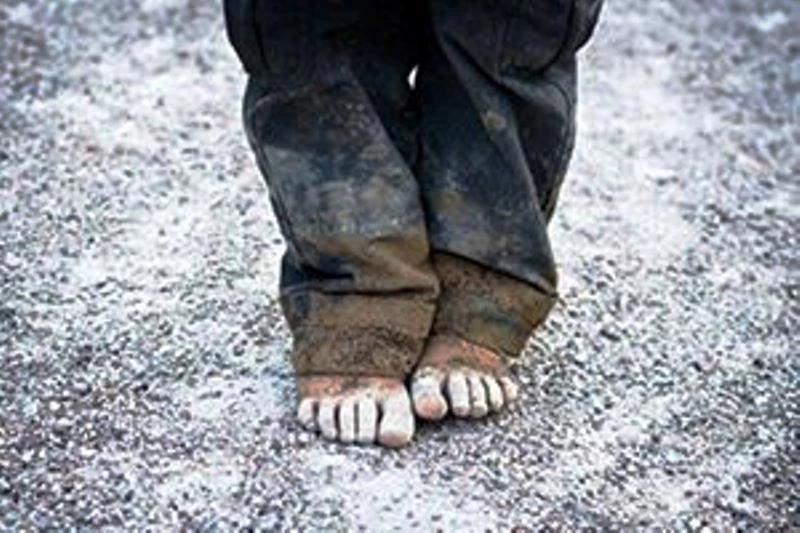 Πάτρα 2018: Φτωχός μαθητής Δημοτικού πηγαίνει ξυπόλητος στο σχολείο
